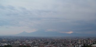 Zentrum Jerewans mit dem Mt. Ararat (Türkei) im Hintergrund