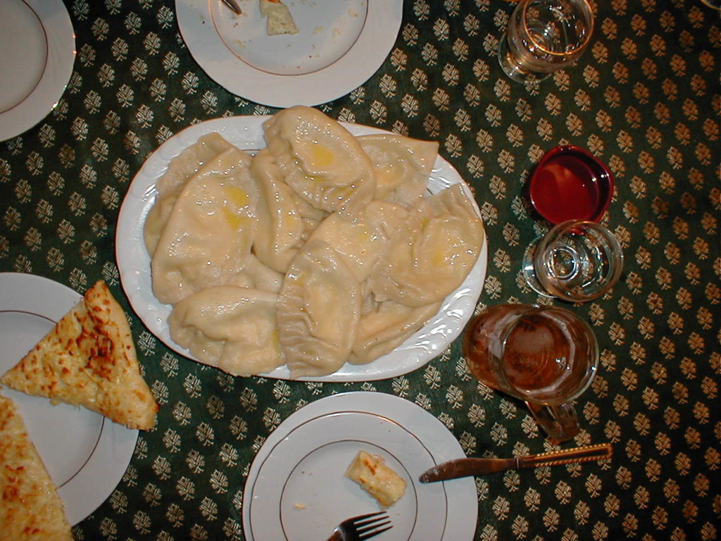 Gigantische Pelmeni und Khachapuri