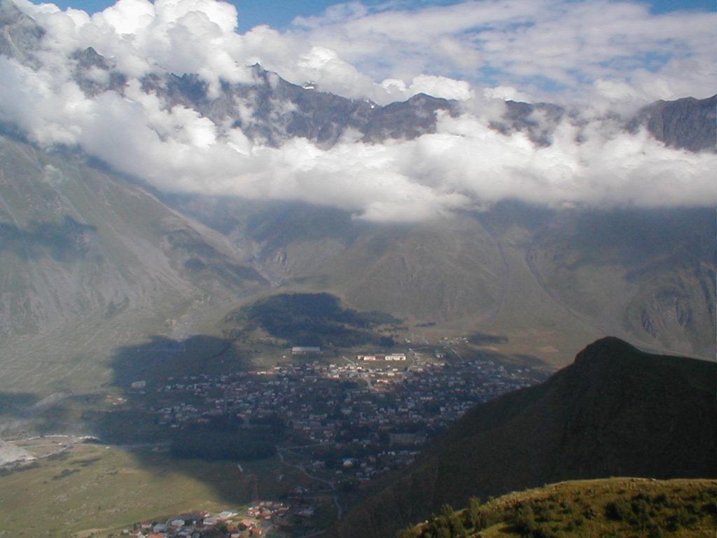 Blick auf Kazbegi (Stepantsminda)