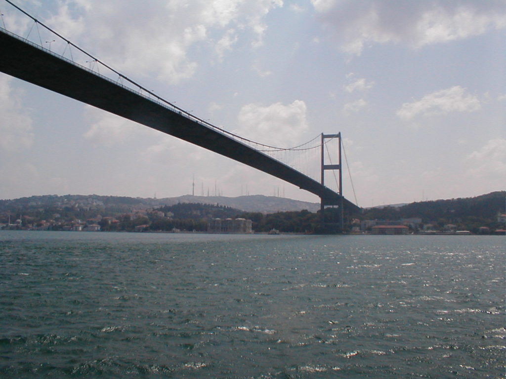 ine der beiden Brücken über den Bosporus