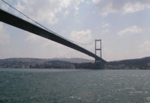 ine der beiden Brücken über den Bosporus