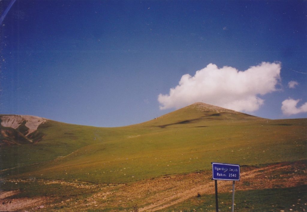 Der Ilgar Dağı Geçidi-Pass auf 2540 m Höhe in Ostanatolien