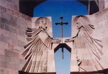 Echmiatsin Eingang zum Kirchenbereich: Moderne & Religion