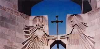 Eingang zum Kirchenbereich: Moderne & Religion