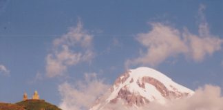 Der Kasbek (5047m), links die Sameba-Kirche