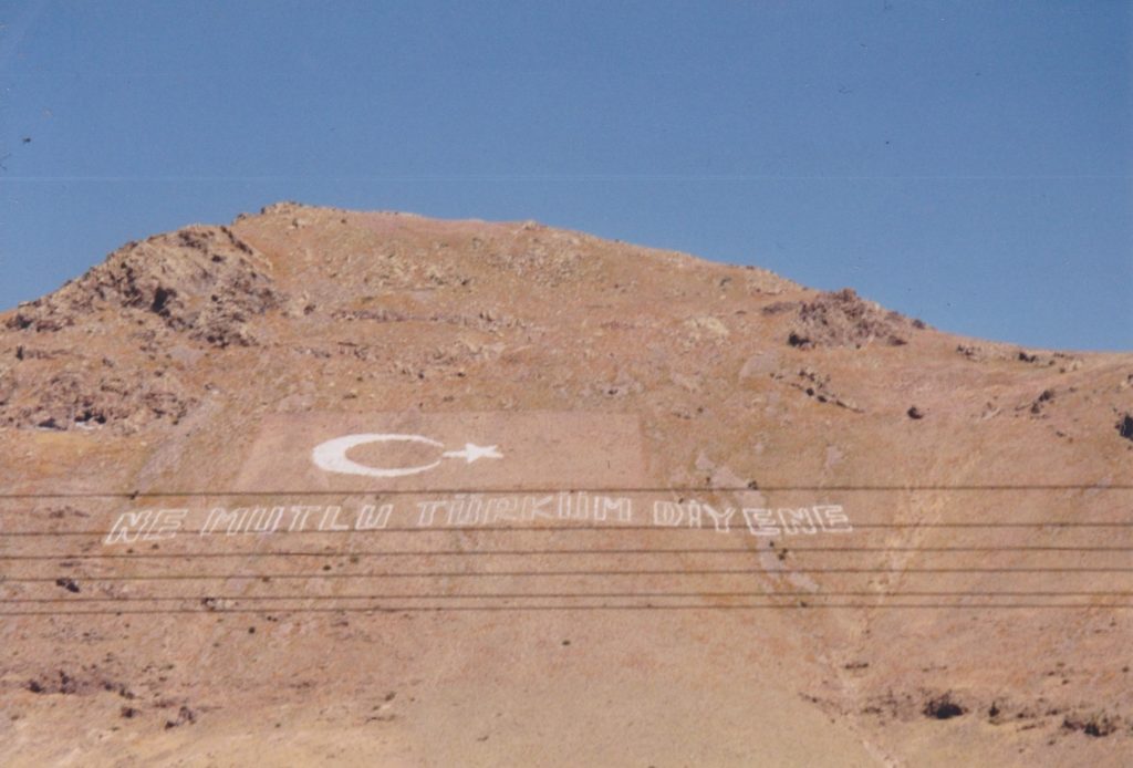 Weithin sichtbarer, in Stein gemeißelter Nationalstolz (Ostanatolien).