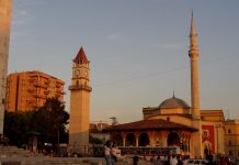 Die Moschee nebst Glockenturm im Stadtzentrum