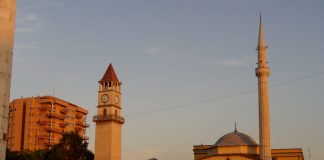 Die Moschee nebst Glockenturm im Stadtzentrum