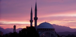 Shkoder: Die restaurierte Moschee im Morgengrauen