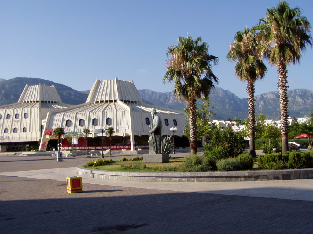 Seltsame Architektur am zentralen Platz von Bar