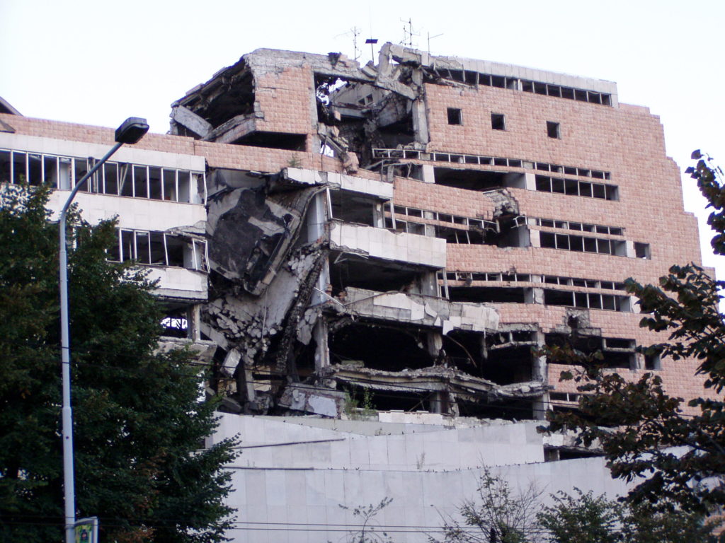Folgen der NATO-Luftangriffe im Zentrum von Belgrad