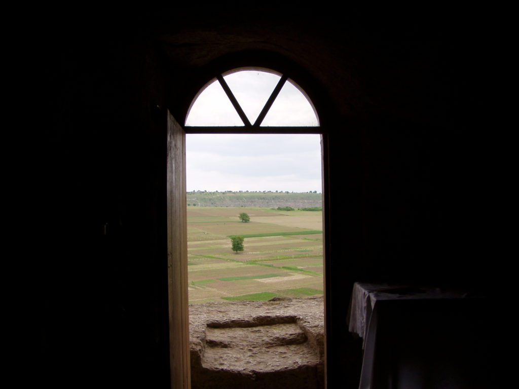 Blick aus der Kapelle auf die Felder