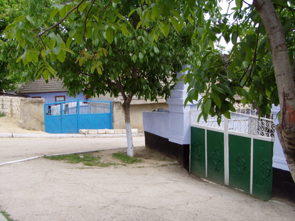 Im farbenfrohen Dorf Trebujeni