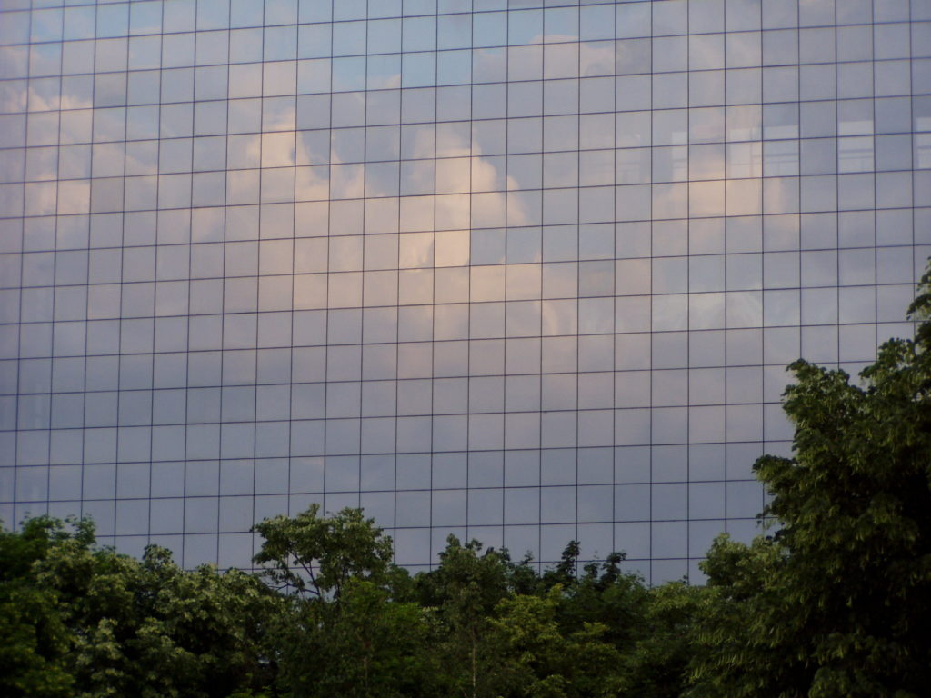 Modernes Bankgebäude in der Innenstadt