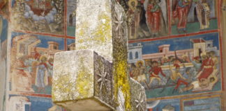 Cinci Mănăstiri (Fünf Klöster) Flechtenbedecktes Kreuz vor der Südseite