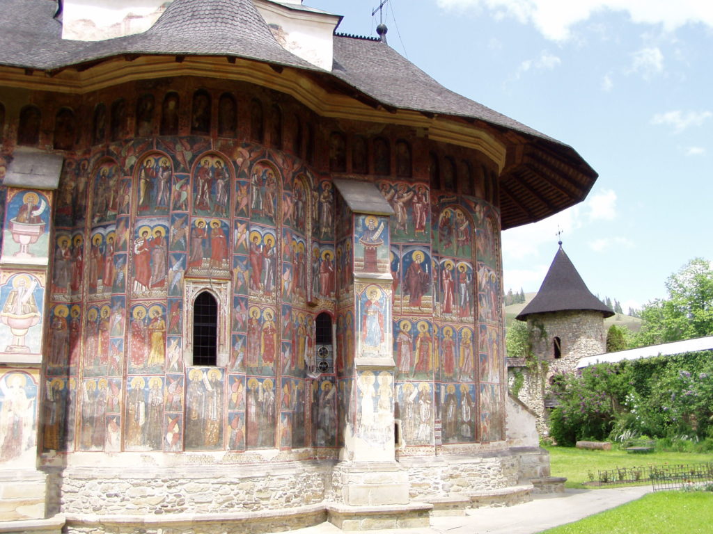 Bei diesem Kloster dominieren die Farben Blau und Rot