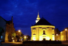 Satu Mare Die ungarische reformierte Kirche bei Nacht