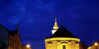 Satu Mare Die ungarische reformierte Kirche bei Nacht