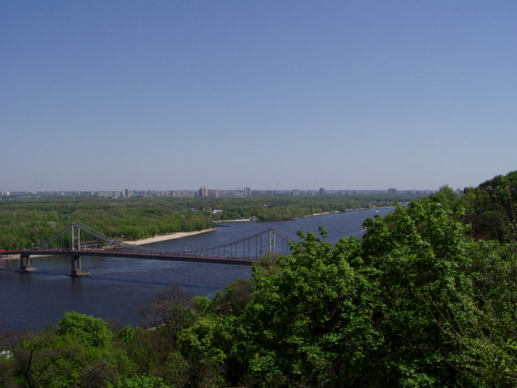 Blick auf den Dnipro (Dnjepr) von der Westseite. Hinter dem Fluss startet eine nahezu endlose Ebene