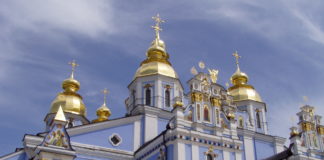 Hl. Michael-Kloster im Zentrum - eine grandiose Kombination aus Azurblau, Gold und Weiss.