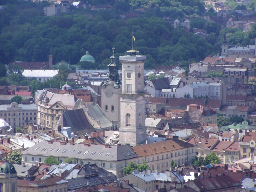 Das historische Stadtzentrum: Marktplatz mit Rathaus in der Mitte und dem Dom im Hintergrund