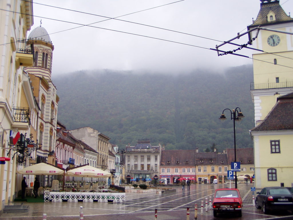 Markt (Piata Sfatului) von Brasov bei Sauwetter