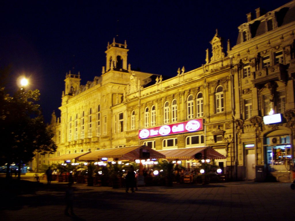 Platz der Freiheit bei Nacht