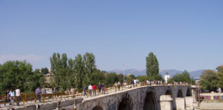 Alte türkische Brücke über den Vardar