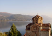 Ohrid (Охрид) Etwas abseits der Altstadt auf einem Vorsprung steht die Kaneo-Kirche