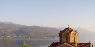 Ohrid (Охрид) Etwas abseits der Altstadt auf einem Vorsprung steht die Kaneo-Kirche