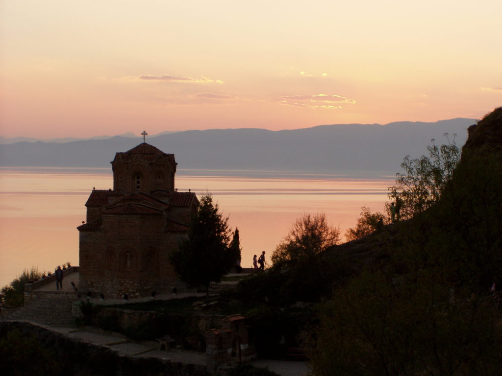 Die Kaneo-Kirche und der Ohrid-See bei Abenddämmerung