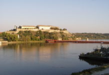 Die Petrovaradin-Zitadelle am rechten Donauufer