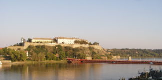 Novi Sad (Нови Сад) Die Petrovaradin-Zitadelle am rechten Donauufer