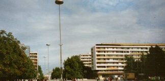 In Beton gegossenes Zentrum von Dobritsch