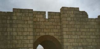 Restauriertes Tor in der ersten Hauptstadt Pliska