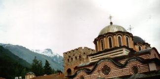 Das Kloster Rila und das Rila-Gebirge - meist schneebedeckt