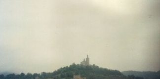 Veliko Tarnovo (Велико Търново) Blick auf den Zarevez-Hügel bei absolutem Sauwetter