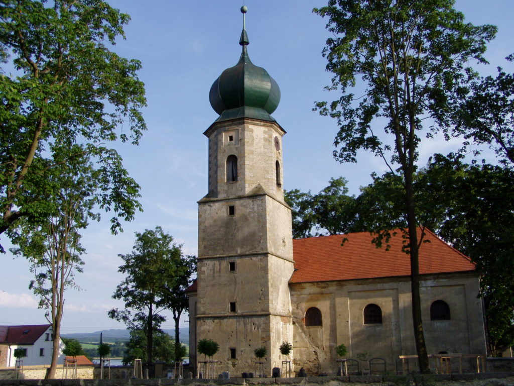Barocke (einst romanische) Kirche in Dřenice