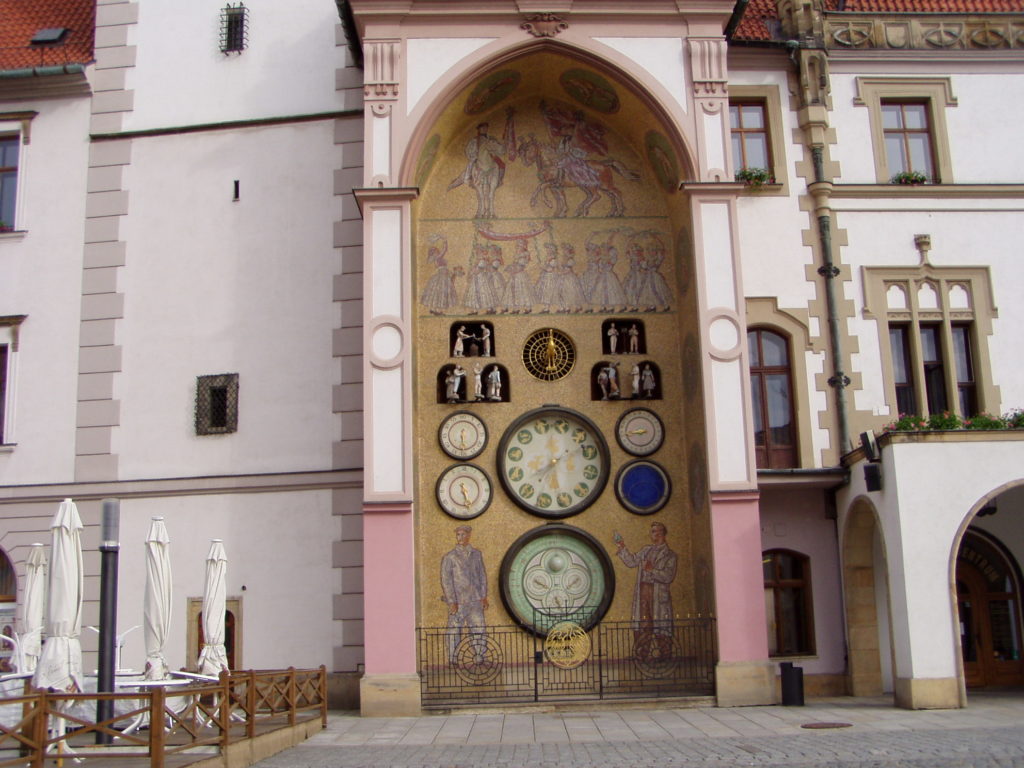 Die rekonstruierte astronomische Uhr am Rathaus