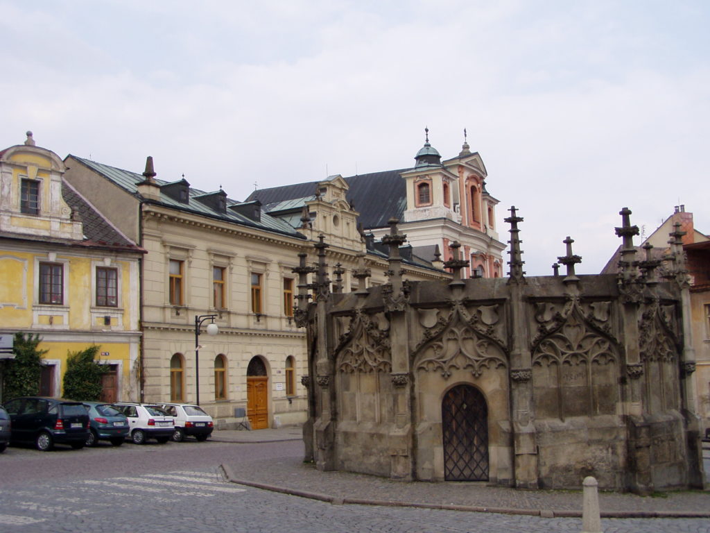 Der Steinbrunnen - im Hintergrund die Nepomuk-Kirche