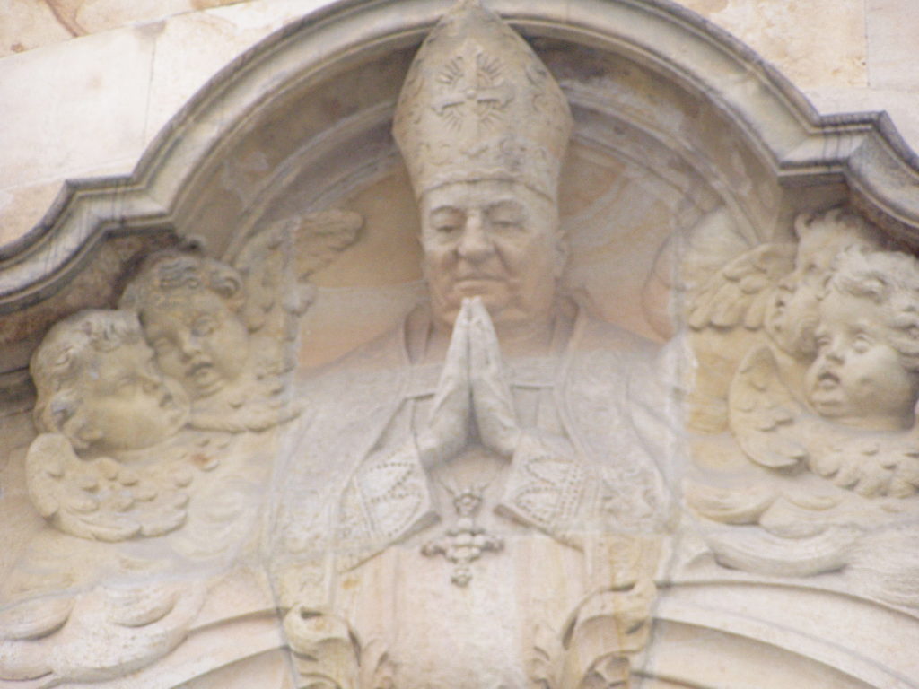 Grandiose Plastik an der Kapelle des Hl. Sarkander (?)