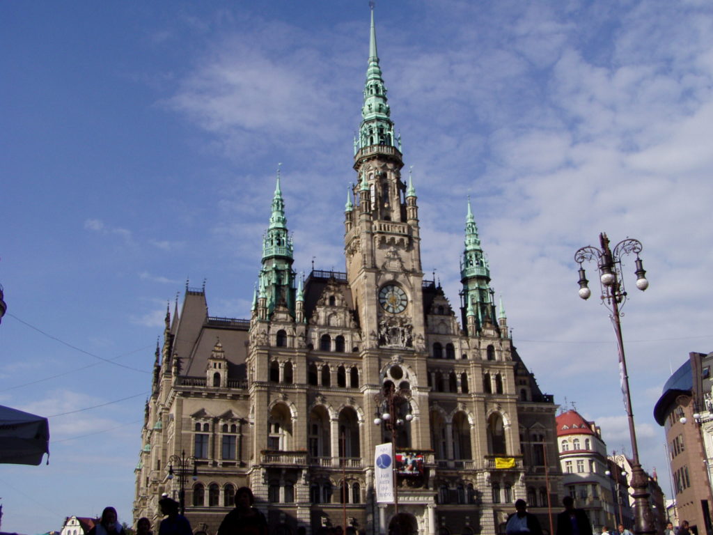 Das wunderschöne Rathaus von Liberec bei Tag...