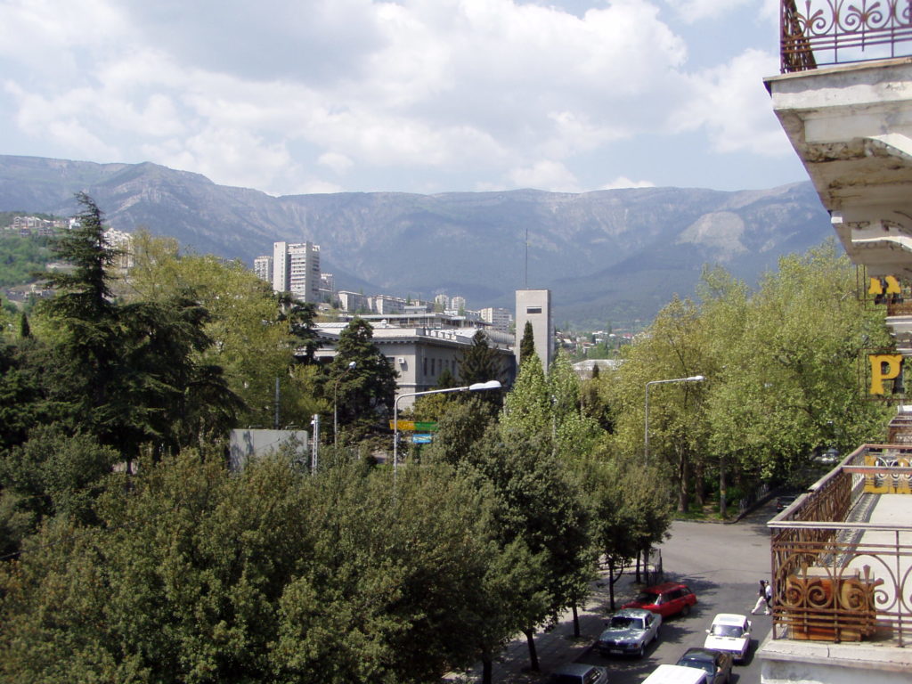 Jaltas Stadtzentrum und die Umgebung - vom Balkon des Hotel Crimea aus gesehen