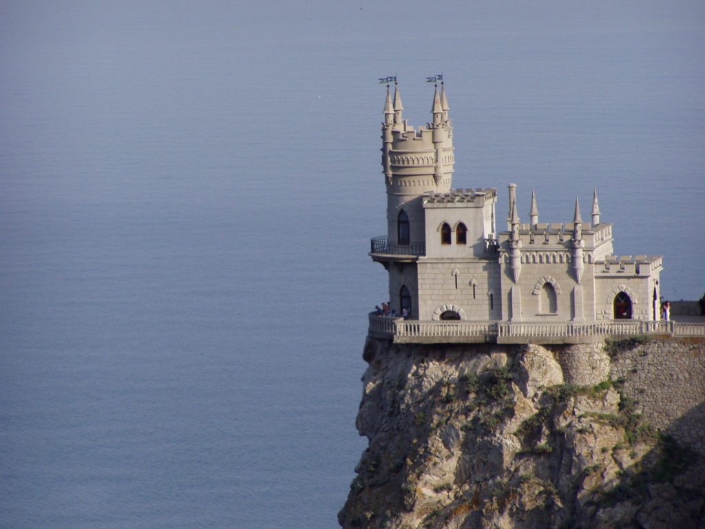 Das Schwalbennest thront über dem Schwarzen Meer