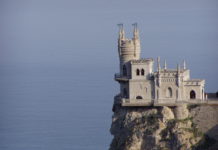 Jalta (Ялта) Das Schwalbennest thront über dem Schwarzen Meer