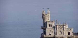 Jalta (Ялта) Das Schwalbennest thront über dem Schwarzen Meer