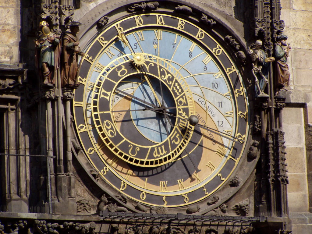 Die gothische astronomische Uhr am Altstadt-Rathaus