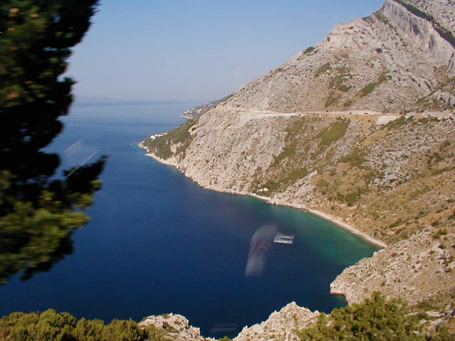 Typisch: Steilküste und glasklares Wasser