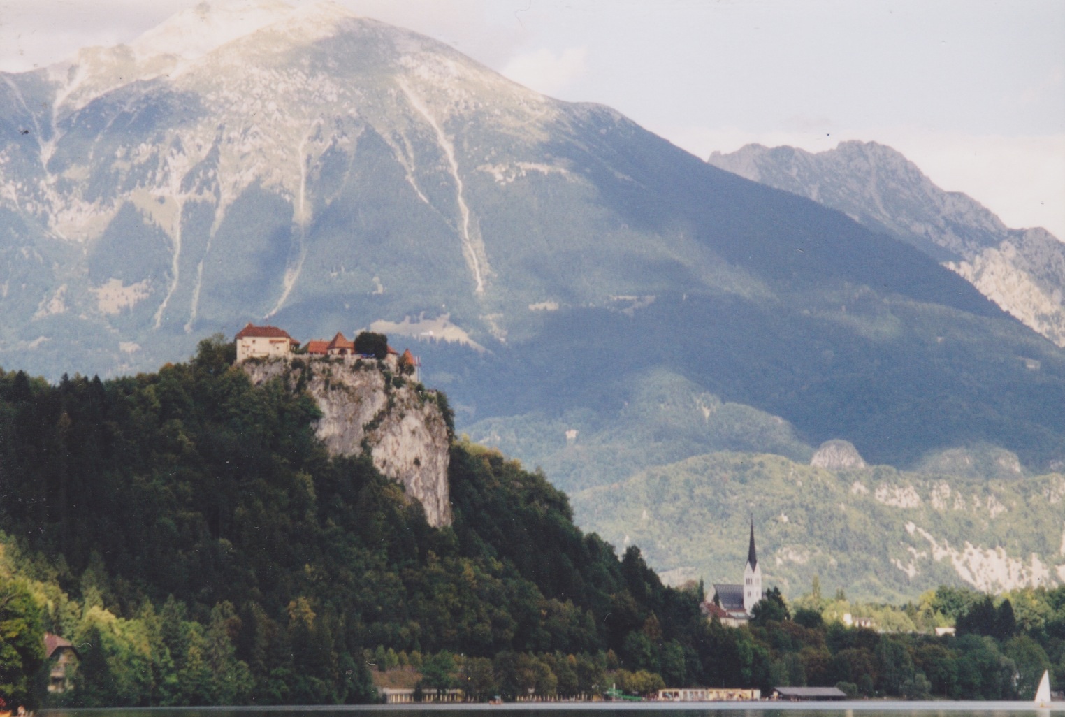 Die Burg von Bled, dahinter die Karawanken