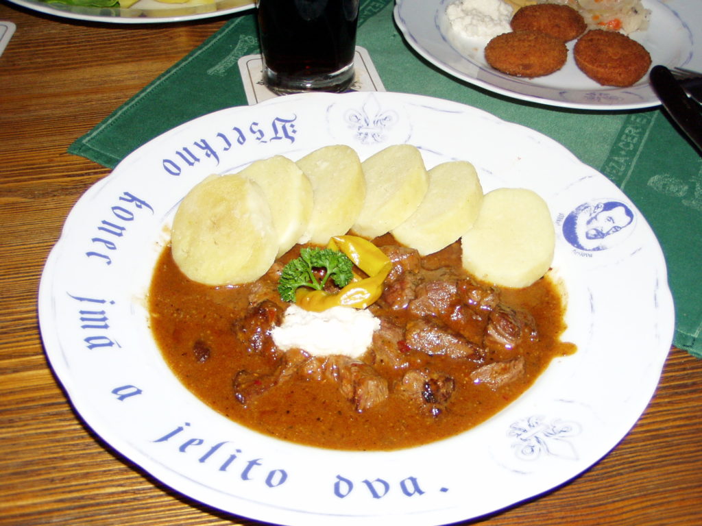 Gulasch auf tschechische Art - hier mit Kartoffelknödel
